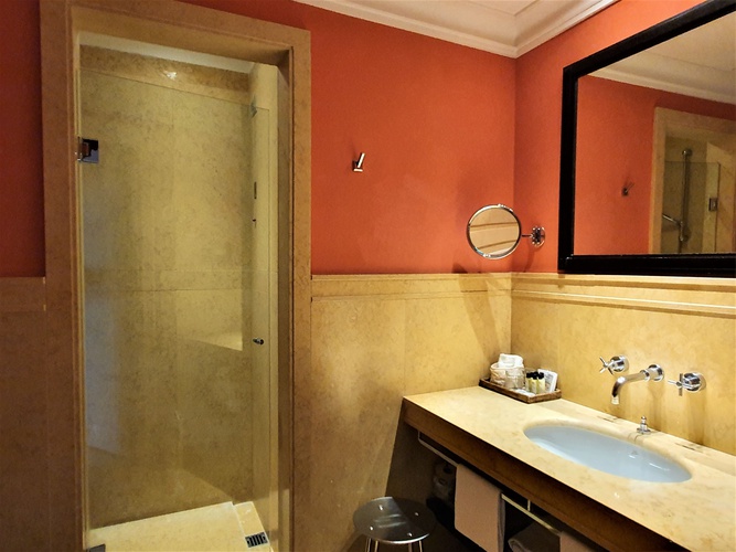Chambre deluxe balcony art hotel novecento bologne Chambre deluxe balcony art hotel novecento bologne