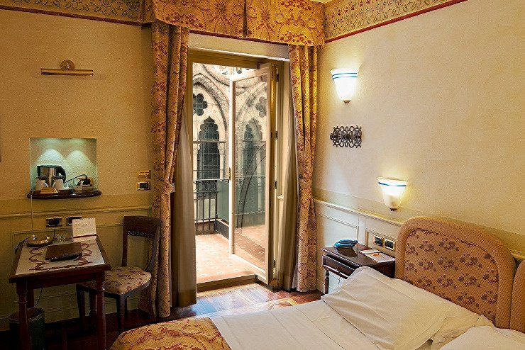 CHAMBRE DOUBLE DELUXE Art Hotel Commercianti Bologne, Italie CHAMBRE DOUBLE DELUXE Art Hotel Commercianti Bologne, Italie