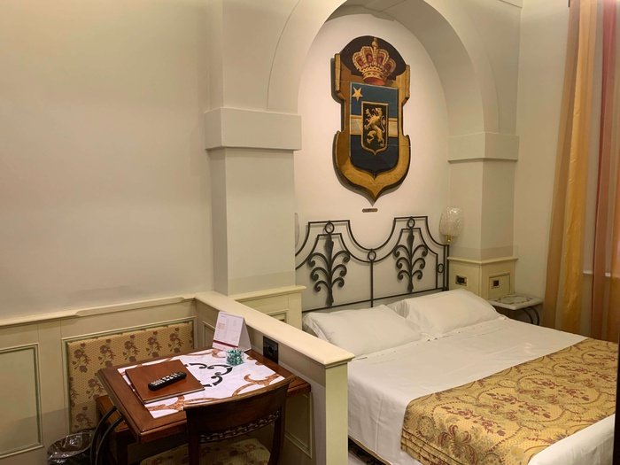 CHAMBRE DOUBLE CLASSIQUE Art Hotel Commercianti Bologne, Italie CHAMBRE DOUBLE CLASSIQUE Art Hotel Commercianti Bologne, Italie