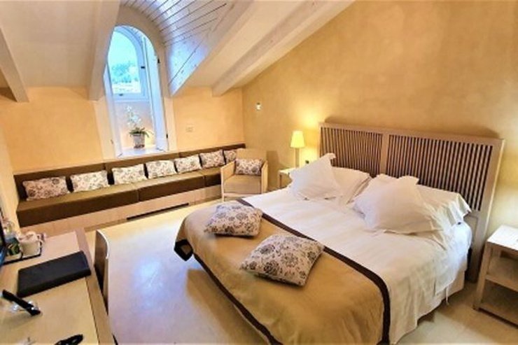 Chambre deluxe penthouse art hotel novecento bologne Chambre deluxe penthouse art hotel novecento bologne