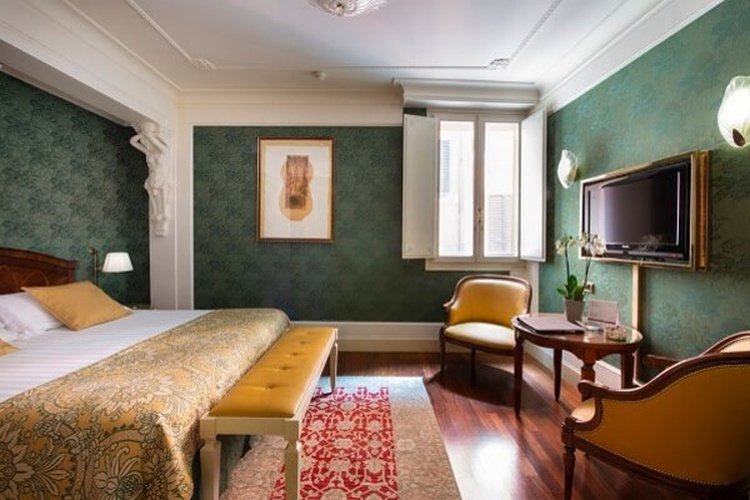 Chambre classique art hotel orologio bologne Chambre classique art hotel orologio bologne