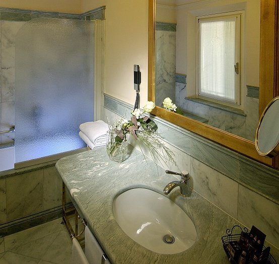 Chambre classique art hotel orologio bologne Chambre classique art hotel orologio bologne