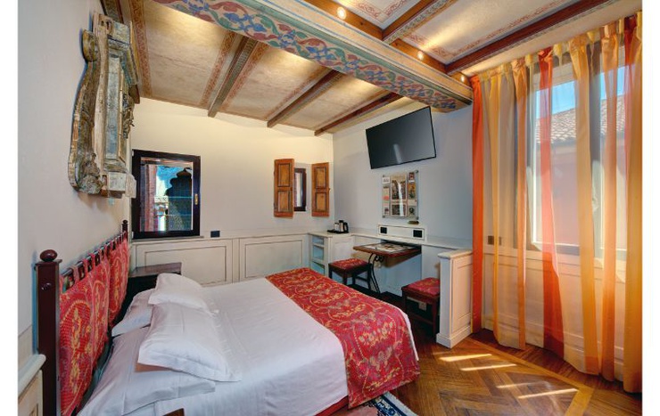 Chambre double deluxe art hotel commercianti bologne Chambre double deluxe art hotel commercianti bologne