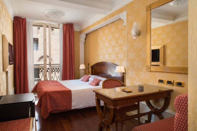 Chambre deluxe art hotel orologio bologne Chambre deluxe art hotel orologio bologne