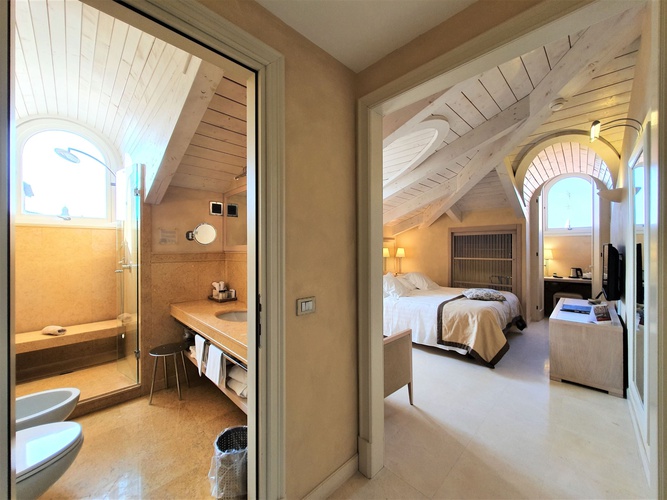 Chambre deluxe penthouse art hotel novecento bologne Chambre deluxe penthouse art hotel novecento bologne