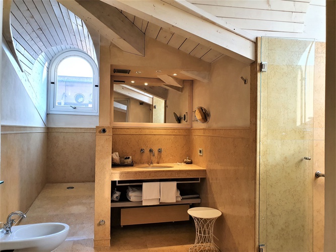 Chambre deluxe penthouse art hotel novecento bologne Chambre deluxe penthouse art hotel novecento bologne