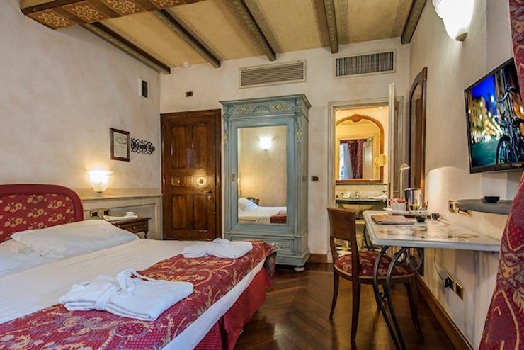 CHAMBRE DOUBLE DELUXE Art Hotel Commercianti Bologne, Italie CHAMBRE DOUBLE DELUXE Art Hotel Commercianti Bologne, Italie