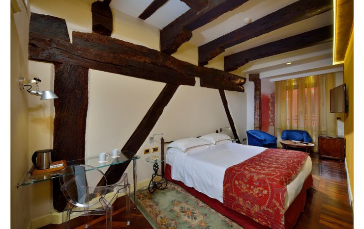 Chambre double deluxe art hotel commercianti bologne Chambre double deluxe art hotel commercianti bologne