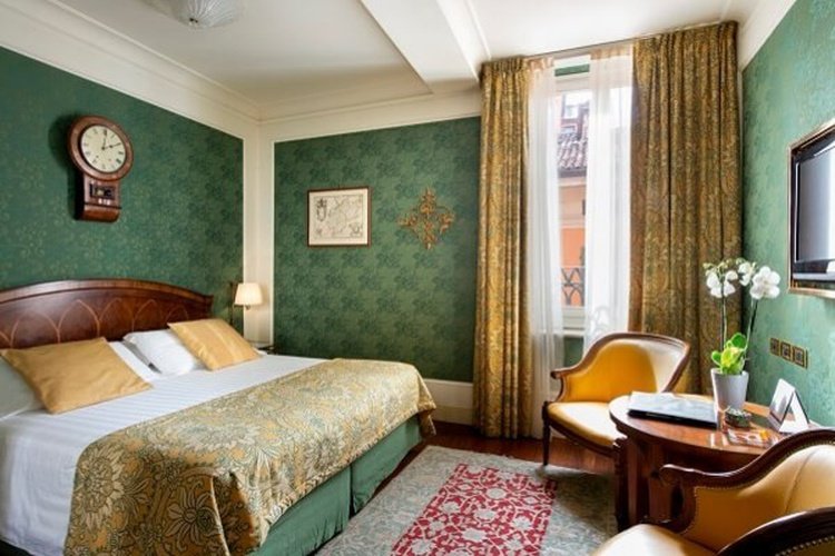 Chambre classique art hotel orologio bologne Chambre classique art hotel orologio bologne