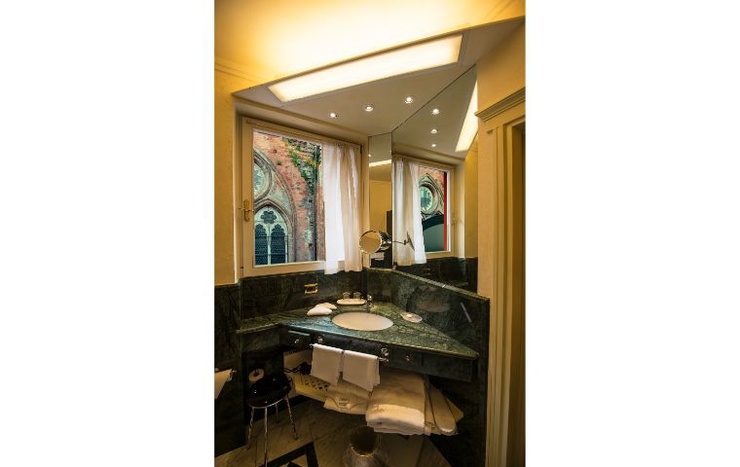 Chambre double deluxe avec terrasse art hotel commercianti bologne Chambre double deluxe avec terrasse art hotel commercianti bologne