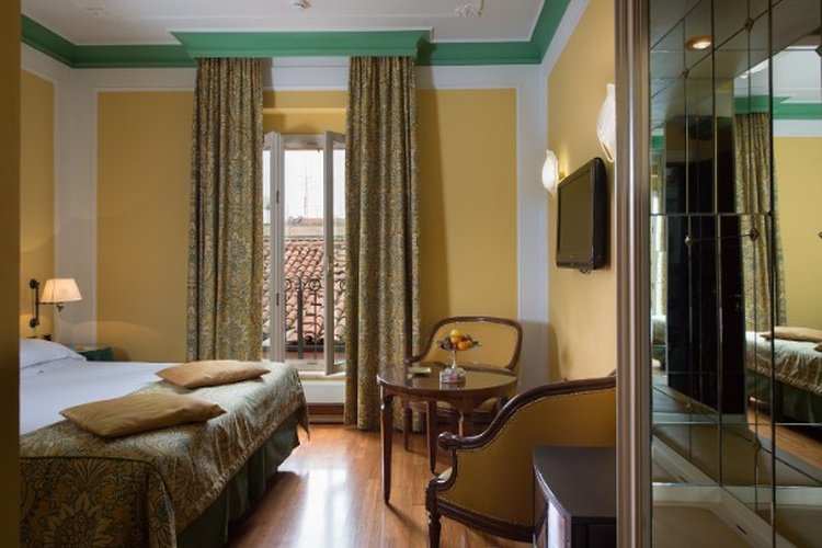 Chambre deluxe art hotel orologio bologne Chambre deluxe art hotel orologio bologne