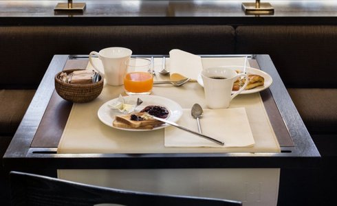 ROOM SERVICE AVEC FRAIS Art Hotel Novecento à Bologne ROOM SERVICE AVEC FRAIS Art Hotel Novecento à Bologne