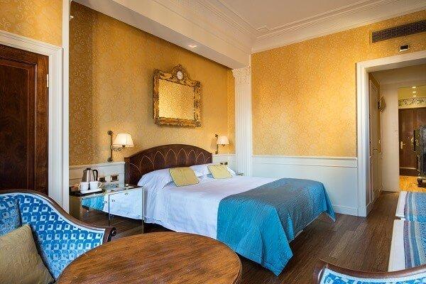 Suite Deluxe Sulla Via Della Seta Art Hotel Orologio Bologne Suite Deluxe Sulla Via Della Seta Art Hotel Orologio Bologne